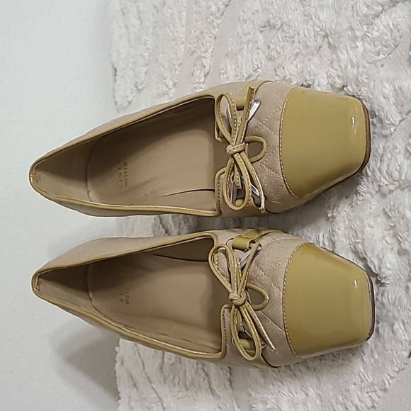 STUART WEITZMAN TAN LEATHER AND QUILTED LOW HEELS SIZE 7. - Picture 1 of 13